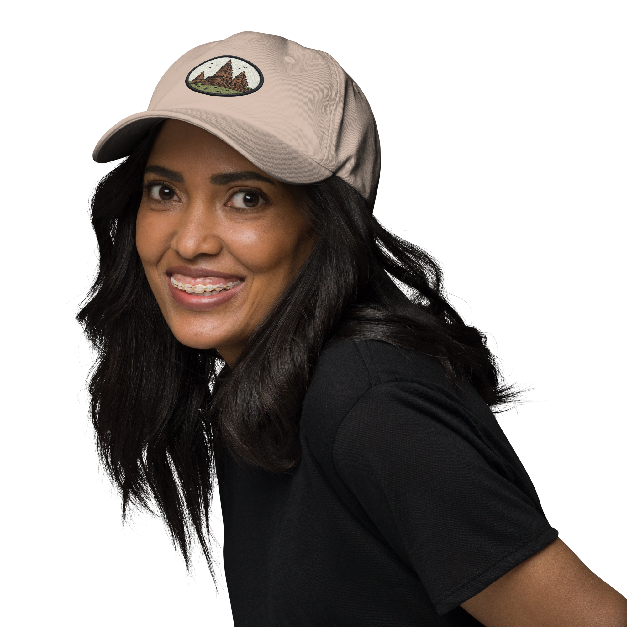 Gorra Dad Hat Azteca de Métrica Studio, diseño unisex inspirado en maravillas antiguas
