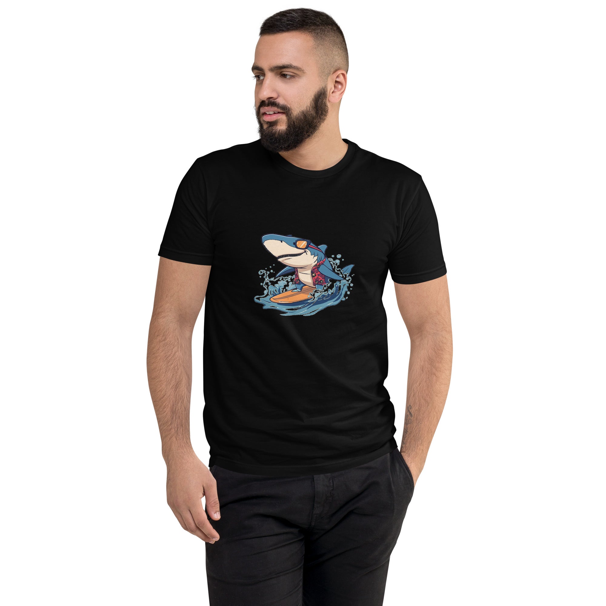 Camiseta que muestra un tiburón surfero para niños de Métrica Studio