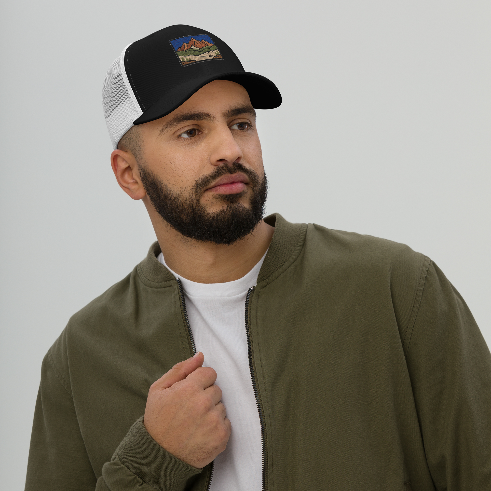 Gorra Trucker Montaña unisex de Métrica Studio, ideal para aventuras familiares