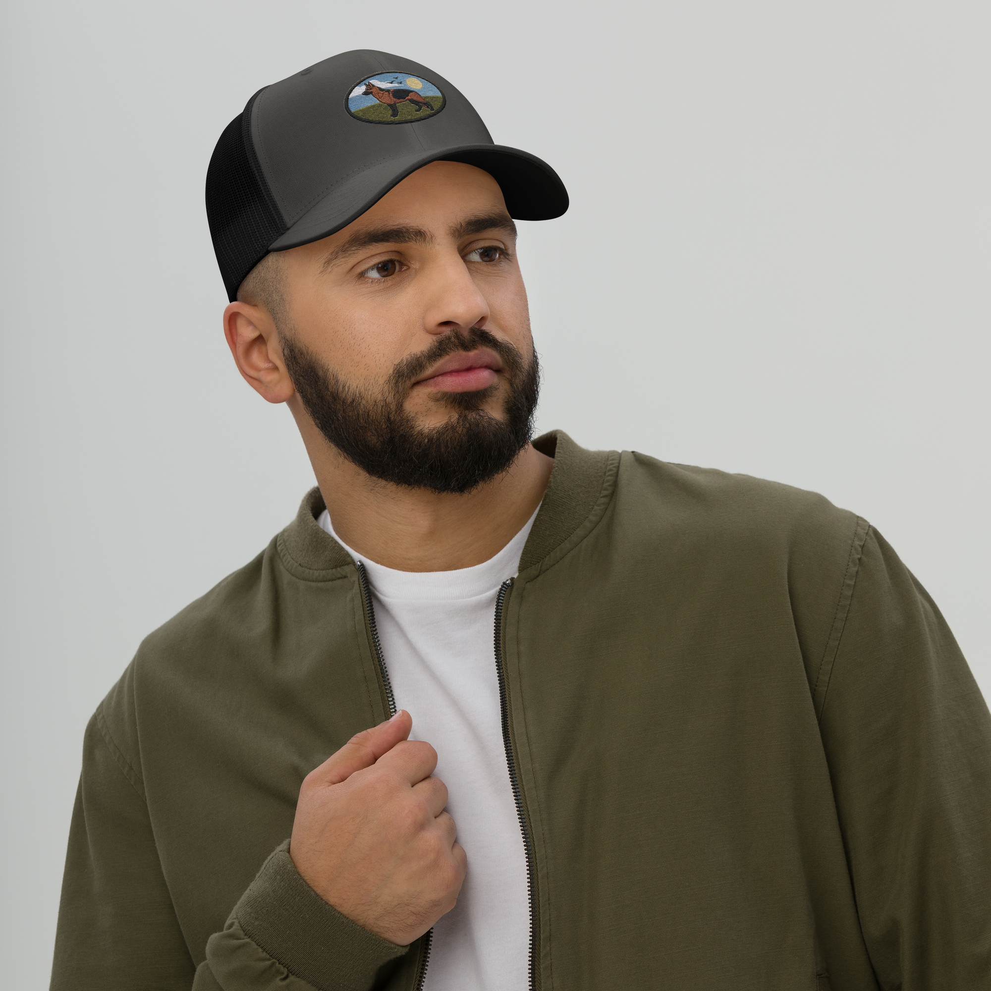 Gorra Trucker Pastor Alemán de Métrica Studio, diseño unisex
