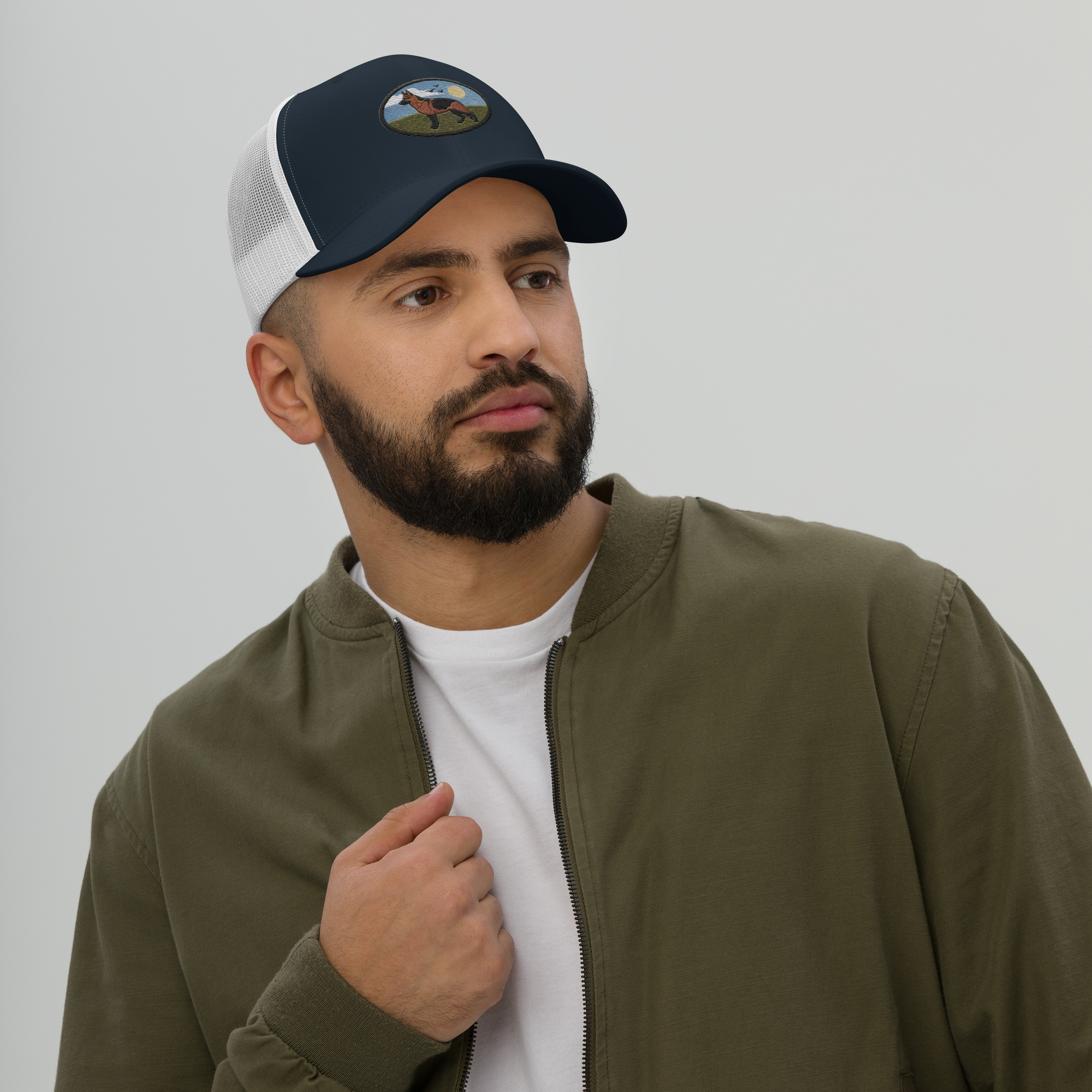Gorra Trucker Pastor Alemán de Métrica Studio, diseño unisex