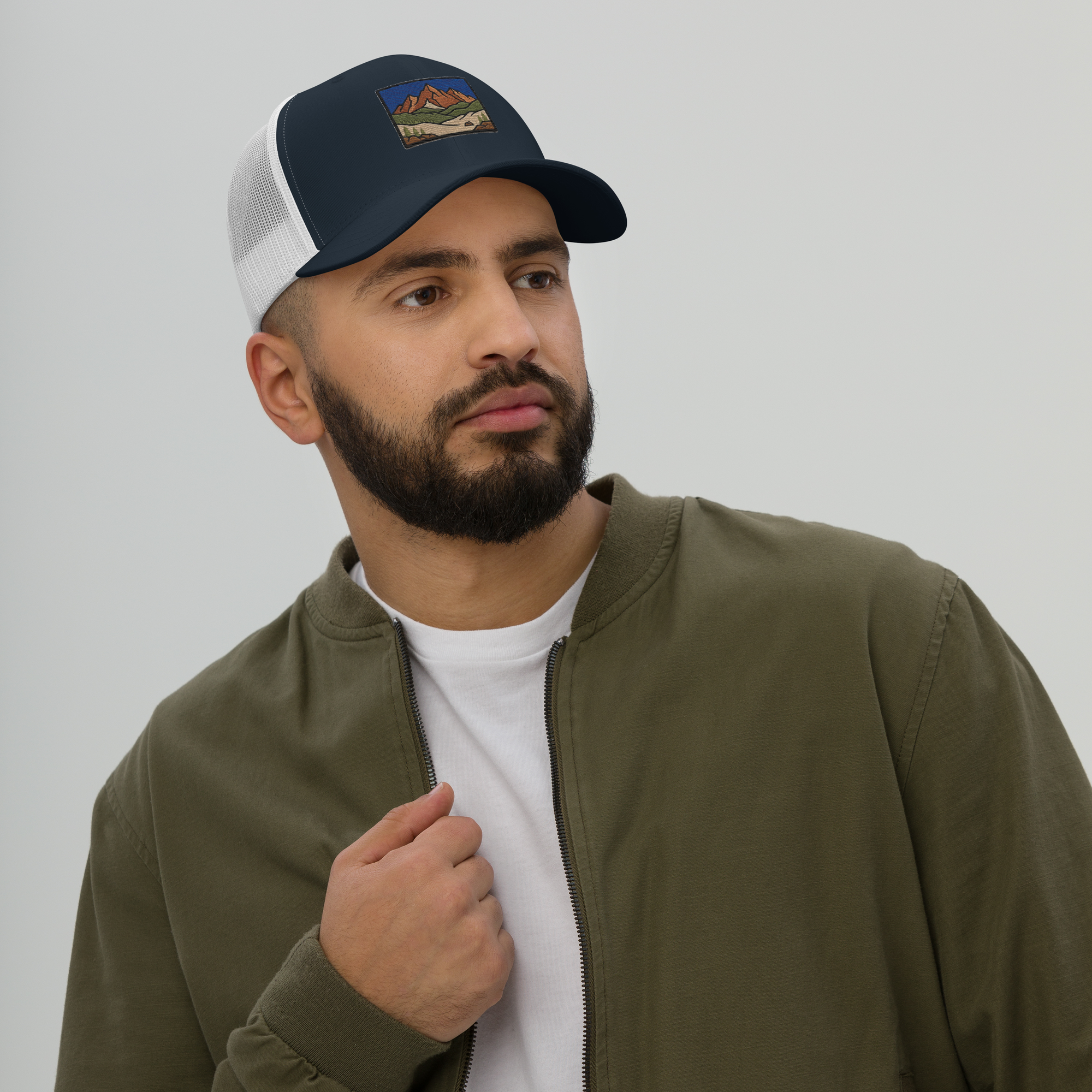 Gorra Trucker Montaña unisex de Métrica Studio, ideal para aventuras familiares