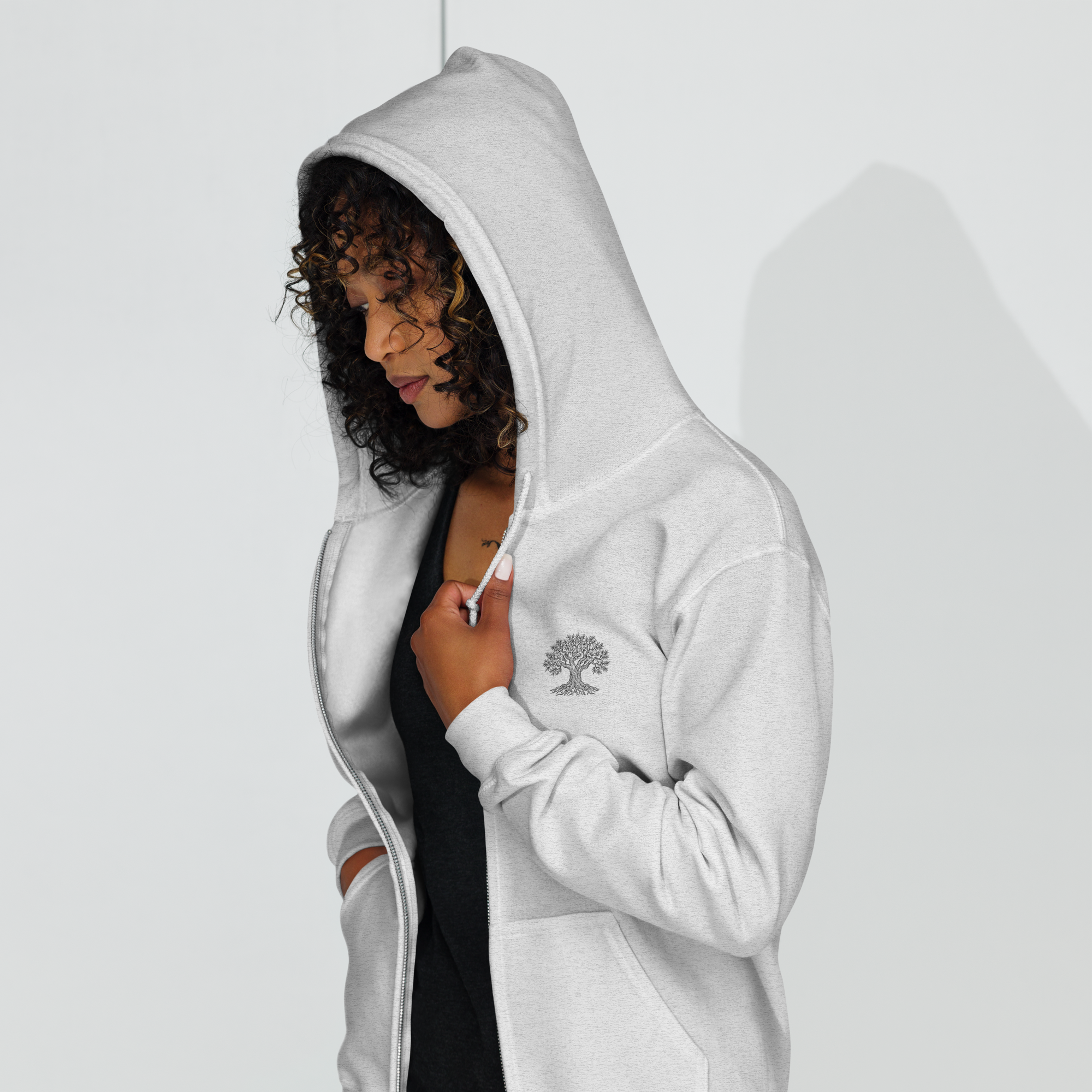 Olive Tree Zip Hoodie de Métrica Studio, diseño unisex inspirado en la mitología griega
