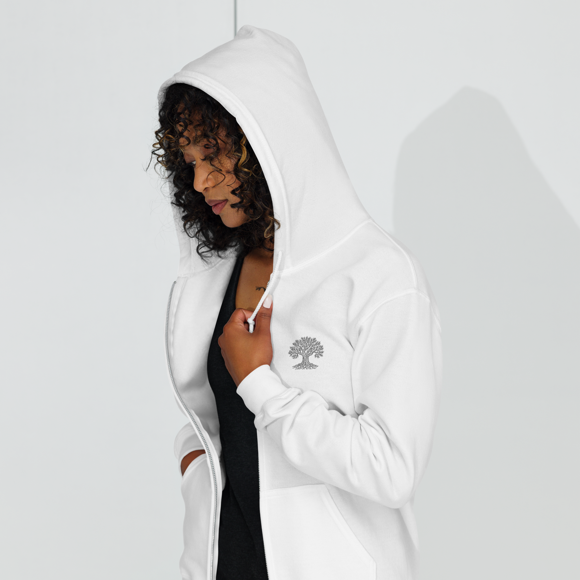 Olive Tree Zip Hoodie de Métrica Studio, diseño unisex inspirado en la mitología griega